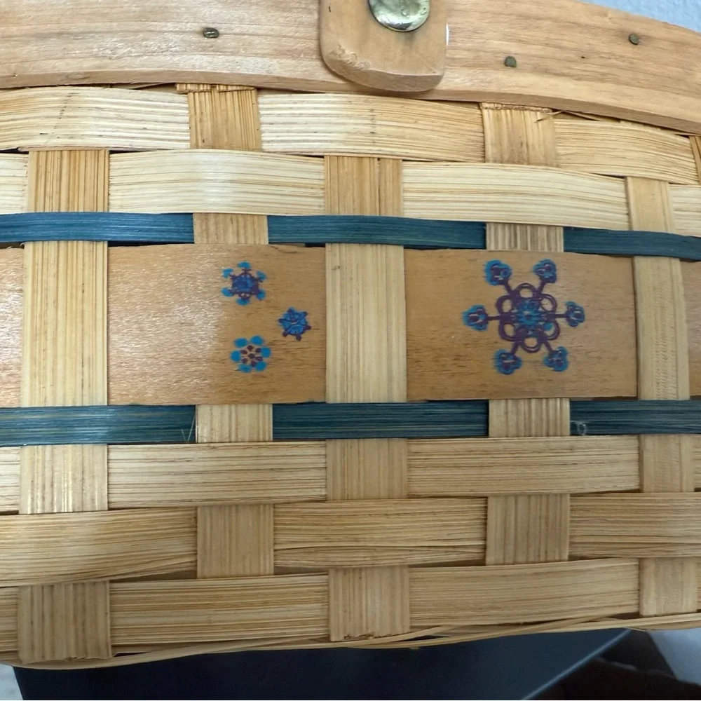 Vintage‎ and Woven Basket with floral pattern excellent condition, beautiful